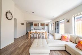 Golden Glow - Expansive Family Home in Bellarine